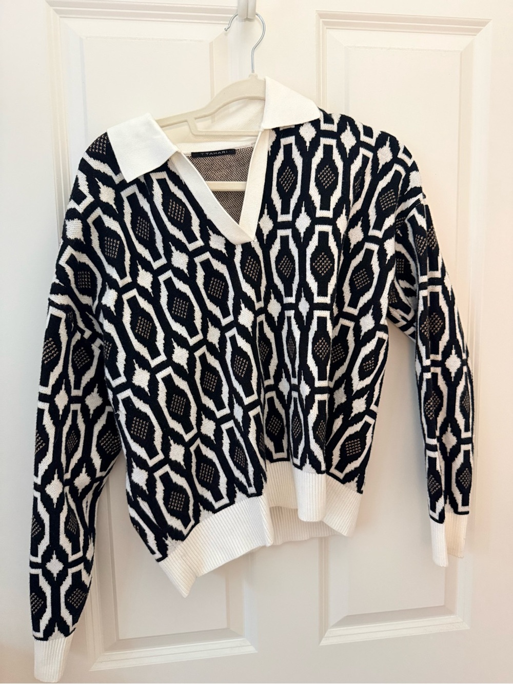 T Tahari Black and White Geometric V-Neck Sweater with Collar